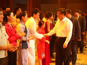 我校老师在大型主题演出“沂蒙颂”中担任主持人，并受到国土资源部部长姜大明同志亲切接见